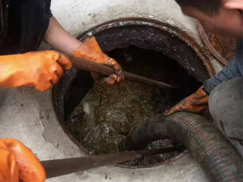 加乐镇清理化粪池时如何避免沼气的危害?